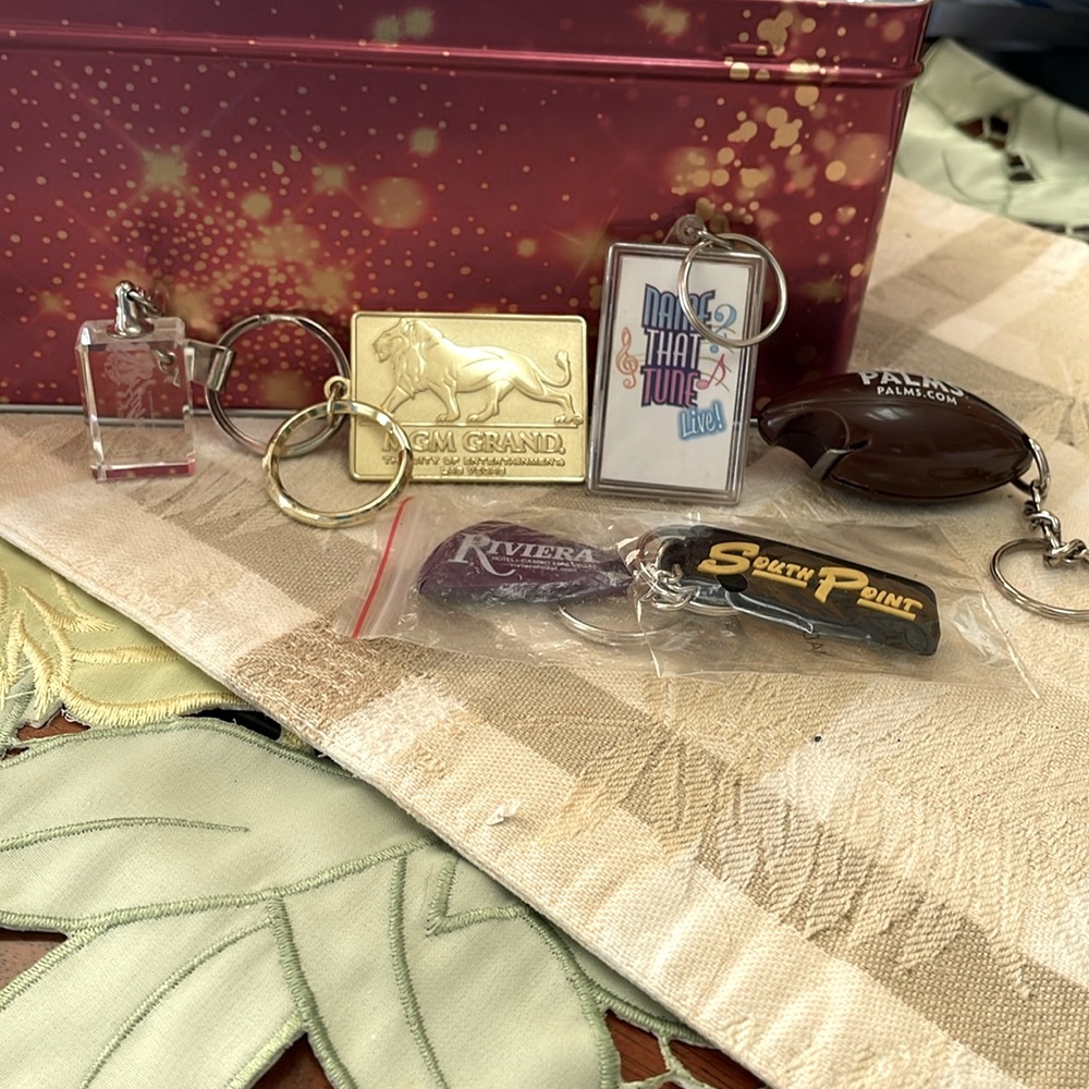 6 Vintage Vegas keychains Hilton,MGM,Imperiakl Palace,Palms, RIVERIA,South Point
